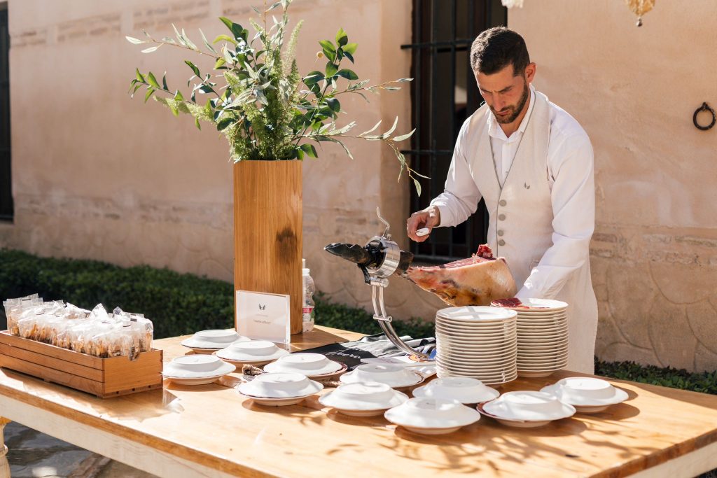 Cortador de jamón en Hacienda La Soledad - bodas en haciendas de Sevilla