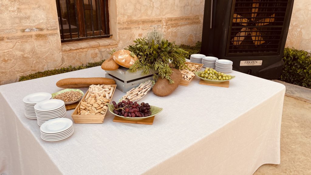 Mesa con comida en boda de hacienda la soledad